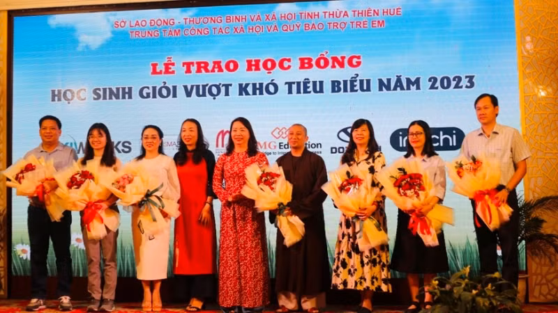 Đại diện lãnh đạo tỉnh tặng hoa các doanh nghiệp, tổ chức, cá nhân, nhà hảo tâm và nhà tài trợ.