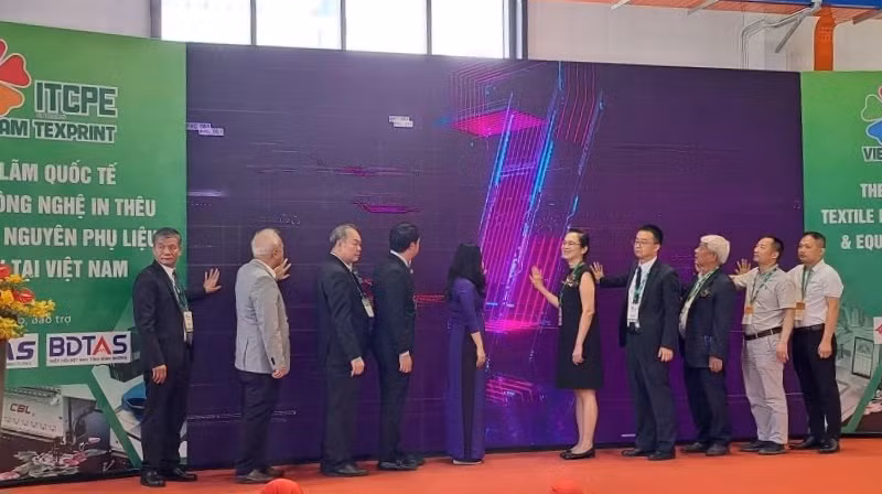 Các đại biểu thực hiện nghi thức khai mạc triển lãm.