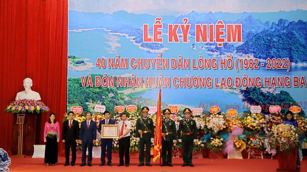 Chính quyền và nhân dân các dân tộc huyện Đà Bắc đón nhận Huân chương Lao động hạng Ba của Chủ tịch nước.