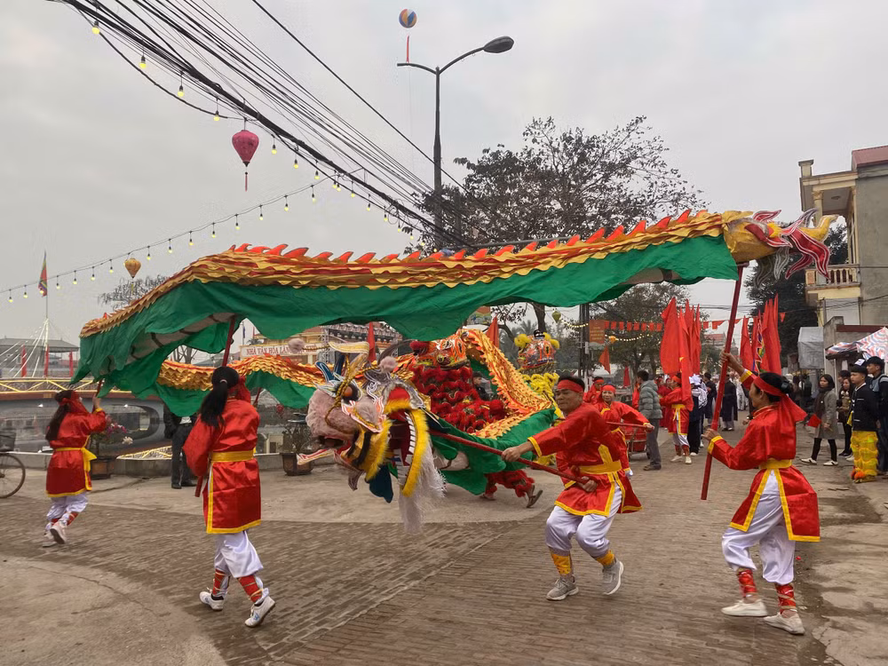 Múa rồng tại Lễ hội Báo bản. Múa rồng tại Lễ hội Báo bản.