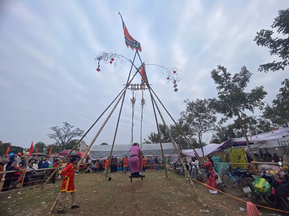 Trò chơi đánh đu cổ truyền thu hút đông đảo người dân tham gia. Trò chơi đánh đu cổ truyền thu hút đông đảo người dân tham gia.