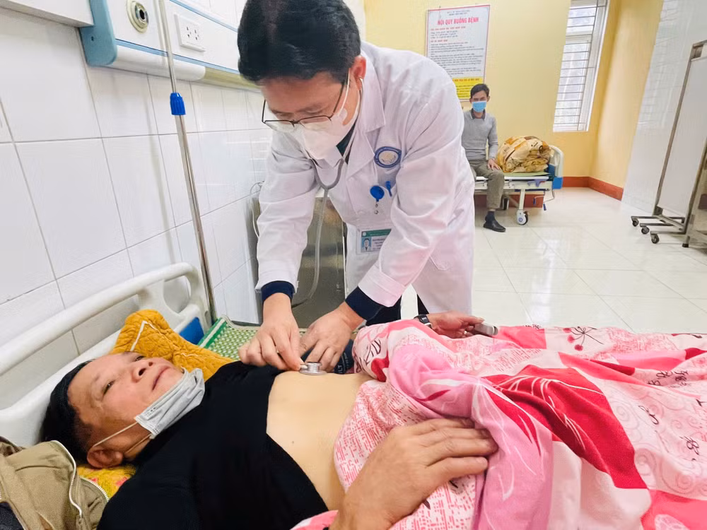 Bác sĩ Quyết thăm khám người bệnh cao huyết áp tại bệnh viện Nội tiết tỉnh Yên Bái. Ảnh: THANH SƠN