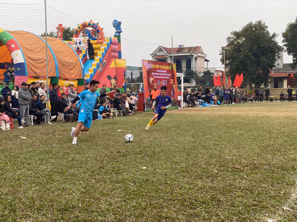 Thi đấu bóng đá sôi nổi. Thi đấu bóng đá sôi nổi.