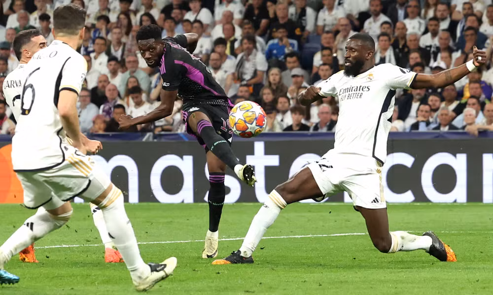 Alphonso Davies ghi bàn mở tỷ số cho Bayern. (Nguồn: Getty Images)