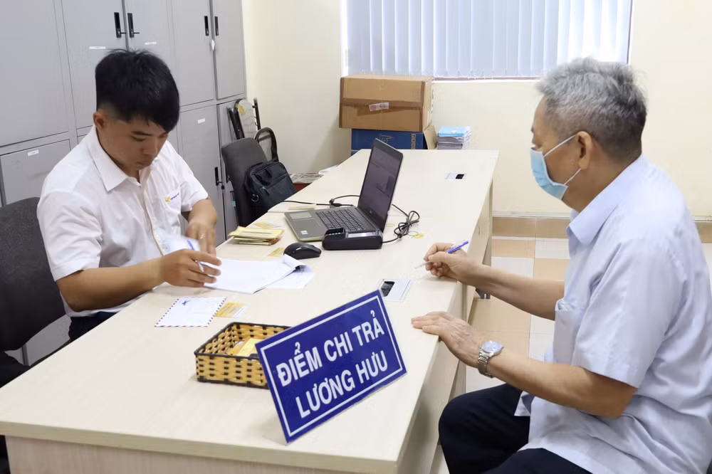 Chi trả lương hưu cho người hưởng.