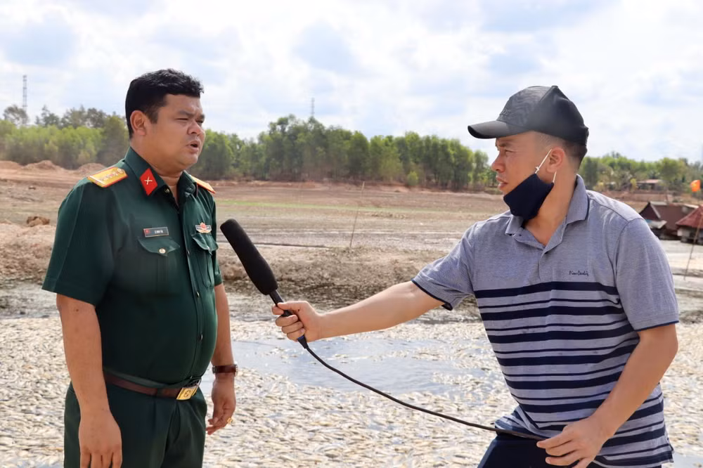 Thượng úy Lê Minh Tấn trả lời phóng viên Báo Nhân Dân về nguyên nhân cá chết trên hồ Sông Mây.