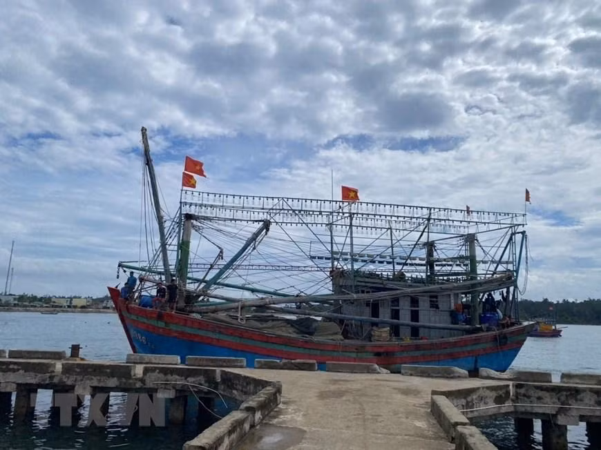 [Ảnh] Người dân tại miền trung hối hả phòng, chống bão Noru ảnh 5