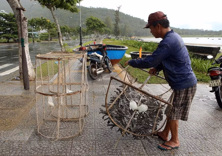 [Ảnh] Người dân tại miền trung hối hả phòng, chống bão Noru ảnh 14