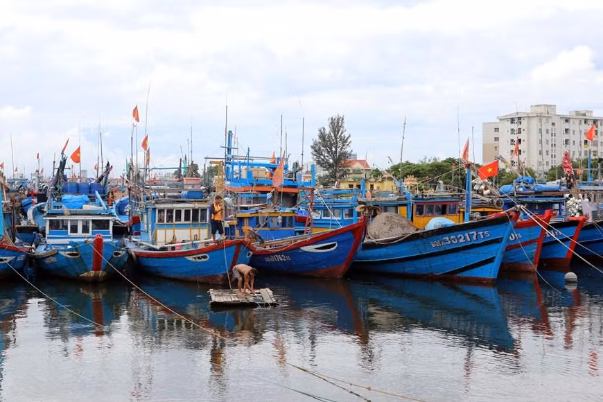 [Ảnh] Người dân tại miền trung hối hả phòng, chống bão Noru ảnh 16