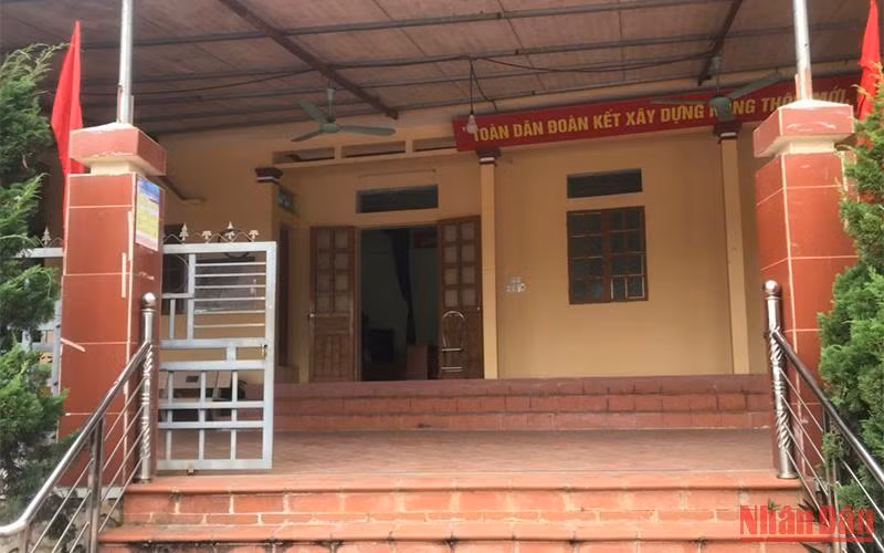 Sáng 25/8, tại Nhà văn hóa tổ 3, phường Quyết Tâm, thành phố Sơn La là nơi tổ chức đấu giá, nhưng không thấy việc niêm yết thông tin đấu giá theo quy định. Sáng 25/8, tại Nhà văn hóa tổ 3, phường Quyết Tâm, thành phố Sơn La là nơi tổ chức đấu giá, nhưng không thấy việc niêm yết thông tin đấu giá theo quy định.