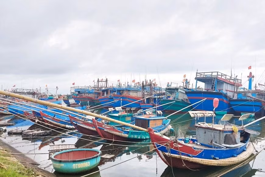 [Ảnh] Người dân tại miền trung hối hả phòng, chống bão Noru ảnh 1