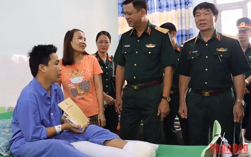 Thăm hỏi sĩ quan bị thương khi làm nhiệm vụ tại núi Chứa Chan