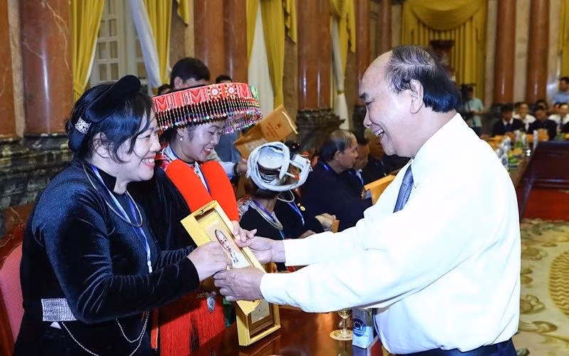 Chủ tịch nước bày tỏ ấn tượng tại Cao Bằng ngày càng xuất hiện nhiều tấm gương tiêu biểu, đi đầu trong các phong trào thi đua yêu nước, chương trình giảm nghèo bền vững. (Ảnh: TTXVN)
