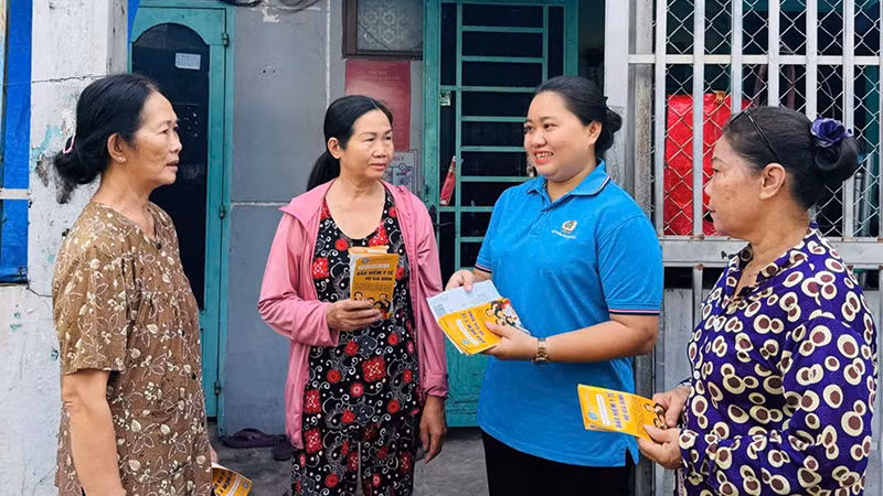 Cán bộ Bảo hiểm xã hội Thành phố Hồ Chí Minh vận động người dân tham gia bảo hiểm xã hội tự nguyện, bảo hiểm xã hội hộ gia đình. (Ảnh: HSS) Cán bộ Bảo hiểm xã hội Thành phố Hồ Chí Minh vận động người dân tham gia bảo hiểm xã hội tự nguyện, bảo hiểm xã hội hộ gia đình. (Ảnh: HSS)