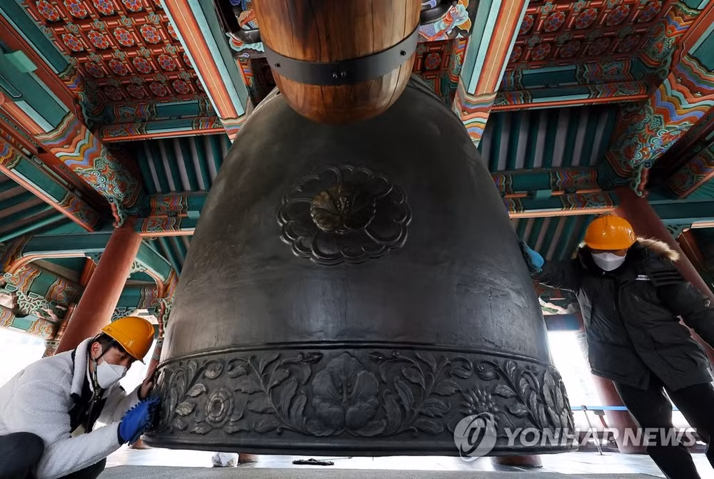 Chuông Bosingak được lau sạch trước khi nghi lễ rung chuông diễn ra. (Ảnh: Yonhap)