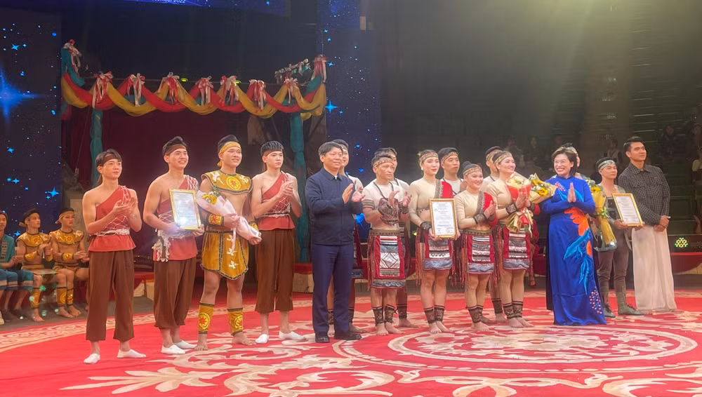 Ban Tổ chức trao Huy chương Vàng cho các tiết mục xuất sắc nhất.