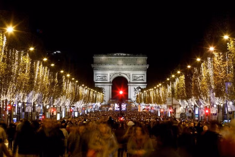 Pháp thắp sáng đại lộ Champs Elysees để đón Giáng sinh. (Ảnh: Reuters)