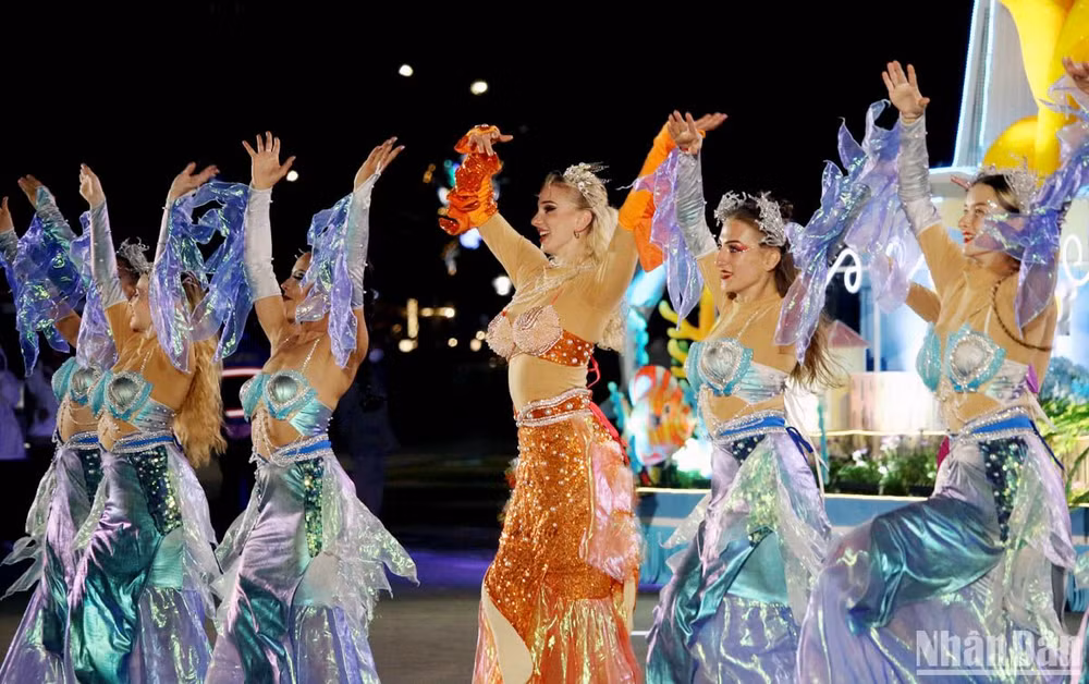 Các vũ công thể hiện tiết mục múa sôi động. Các vũ công thể hiện tiết mục múa sôi động.
