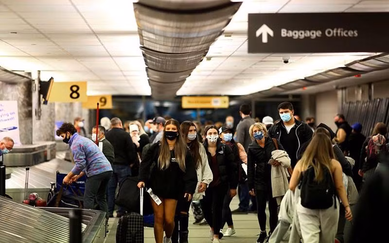 Hành khách đeo khẩu trang khi tới sân bay tại Denver, bang Colorado, Mỹ, tháng 11/2020. (Ảnh: Reuters)