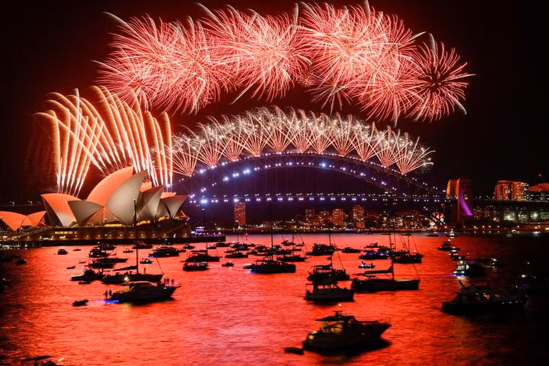Màn pháo hoa đặc sắc trên Cảng Sydney trong đêm Giao thừa 2022. (Ảnh: Reuters)