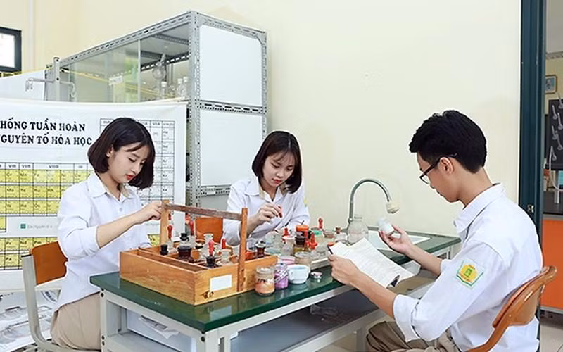 Trường THPT Phan Huy Chú, quận Đống Đa (Hà Nội) là một trong những trường chuyển sang tự chủ tài chính thành công. (Trong ảnh: Giờ thực hành của học sinh Trường THPT Phan Huy Chú.) (Ảnh: HÀ THU)