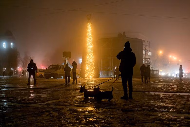 Cây thông Giáng sinh tại quảng trường Sofiyska, Kiev, Ukraine, trong màn sương mù. (Ảnh: Reuters)