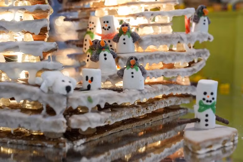 Bánh gừng, loại bánh thường xuất hiện vào dịp Noel, được trưng bày trong Triển lãm Thành phố Bánh gừng tại Bảo tàng Kiến trúc ở London, Anh, ngày 1/12. (Ảnh: Reuters)