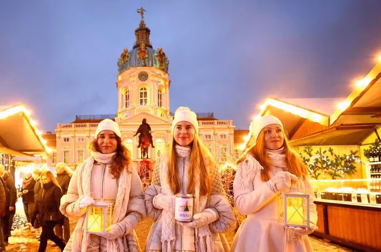 Những cô gái Ukraine quyên góp tiền ủng hộ trẻ em Ukraine tại chợ Giáng sinh trước Cung điện Charlottenburg, Berlin, Đức, ngày 24/11/2022. (Ảnh: Reuters)