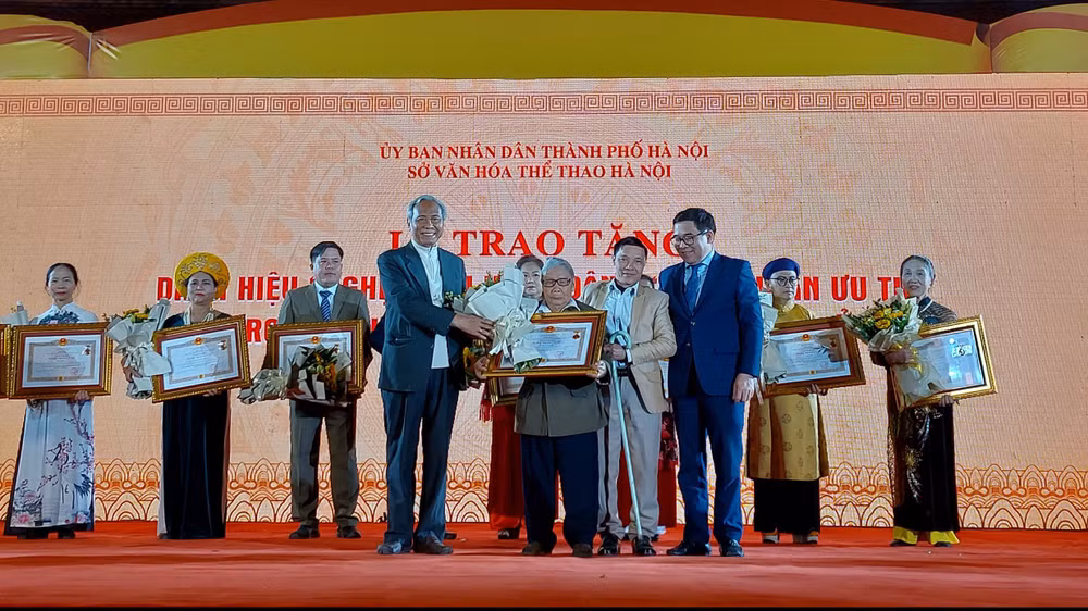 Hà Nội tôn vinh các Nghệ nhân Nhân dân, Nghệ nhân Ưu tú đã có công gìn giữ, phát huy giá trị di sản văn hóa phi vật thể.