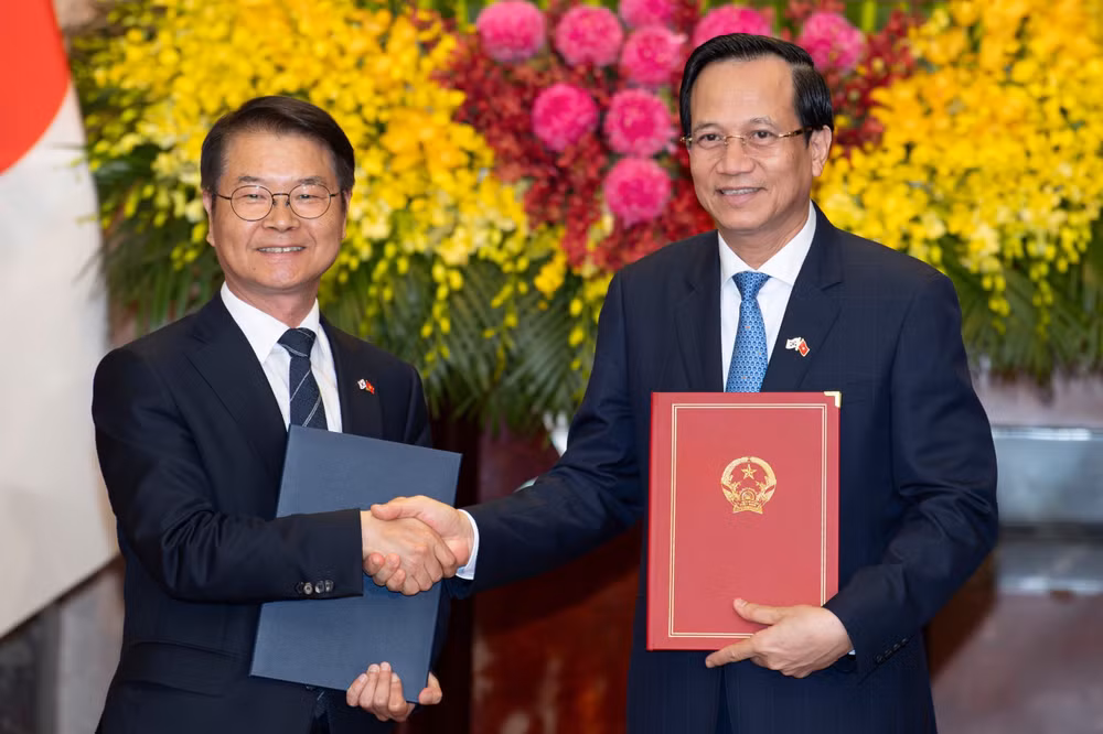 Bộ trưởng Đào Ngọc Dung (bên phải) và Bộ trưởng Lee Jung Sik trao Bản ghi nhớ MOU.
