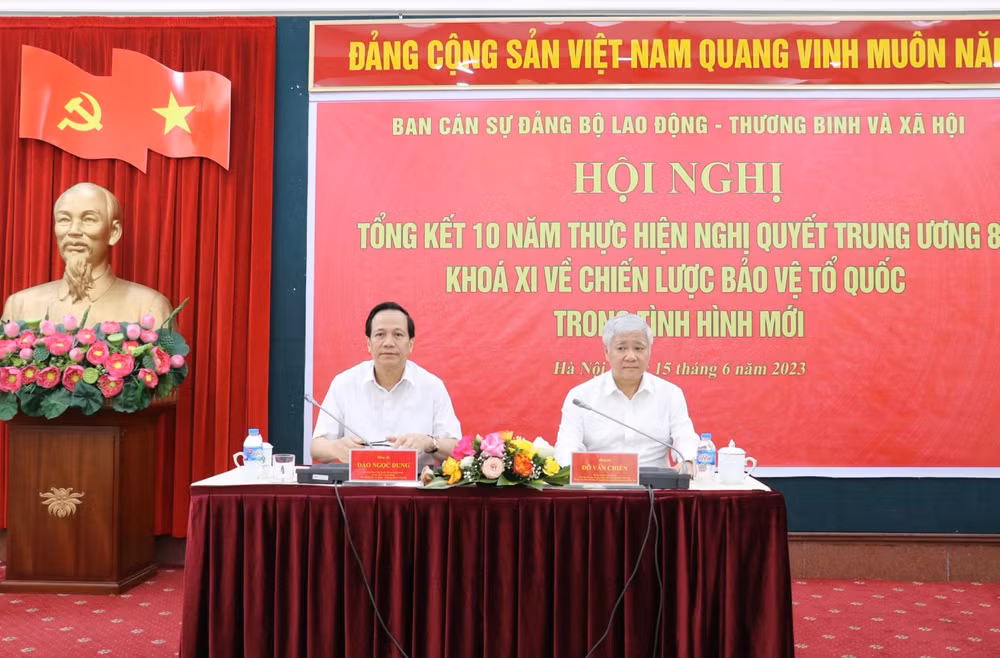Bí thư Trung ương Đảng, Chủ tịch Ủy ban TƯ MTTQ Việt Nam Đỗ Văn Chiến (bên phải) và Bộ trưởng Đào Ngọc Dung đồng chủ trì hội nghị.