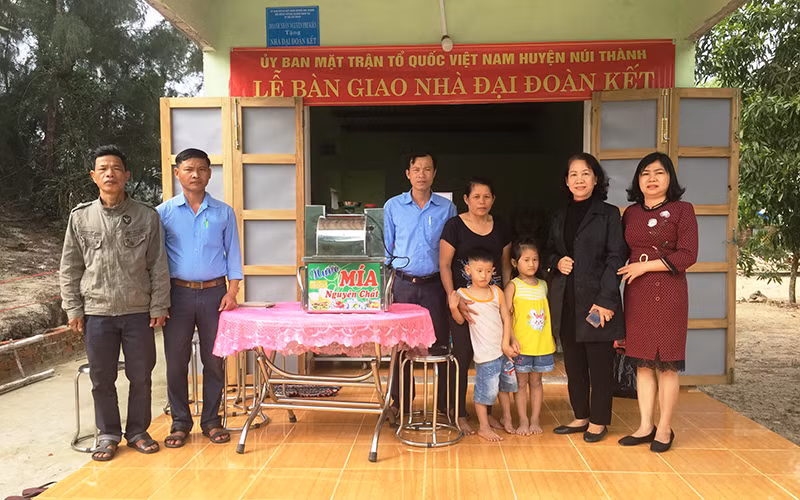 Lễ bàn giao nhà đại đoàn kết cho hộ nghèo ở huyện Núi Thành, tỉnh Quảng Nam.