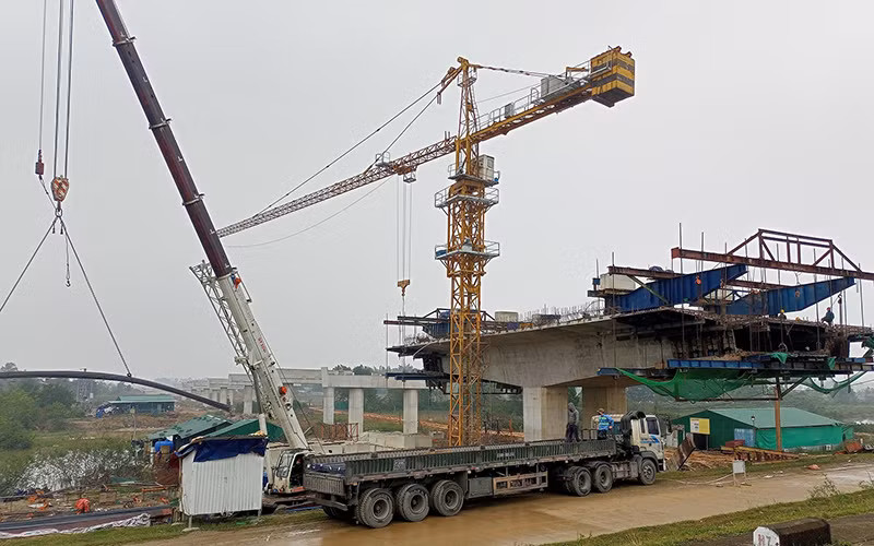 Thi công cầu vượt đê La Giang dự án cao tốc bắc-nam đoạn qua Hà Tĩnh.