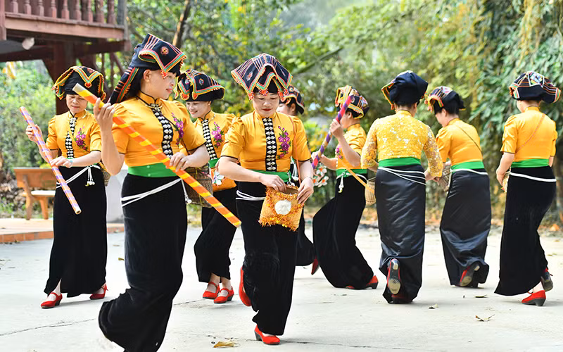 Các thành viên của đội văn nghệ bản Hồng Lếch Cang, xã Thanh Chăn, huyện Điện Biên, tỉnh Điện Biên biểu diễn xòe Thái. (Ảnh ĐĂNG KHOA)