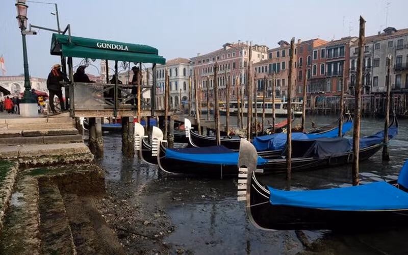 Kênh đào ở Venice, Italia khô cạn. (Ảnh REUTERS)