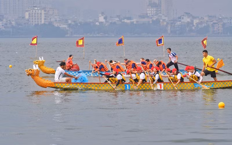 Các vận động viên tham gia Giải Bơi chải thuyền rồng Hà Nội mở rộng năm 2022 tại Hồ Tây. (Ảnh CHÍ DŨNG)