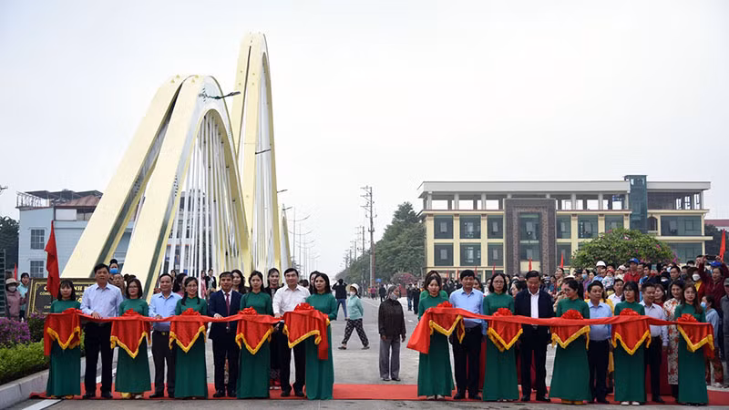 Nhờ đẩy nhanh tiến độ giải phóng mặt bằng, cầu Thanh Bình đã về đích đúng thời hạn. Nhờ đẩy nhanh tiến độ giải phóng mặt bằng, cầu Thanh Bình đã về đích đúng thời hạn.