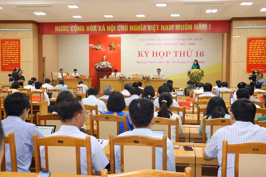 Quang cảnh Kỳ họp thứ 16, Hội đồng nhân dân tỉnh Quảng Ngãi khóa 13, nhiệm kỳ 2021-2026. Quang cảnh Kỳ họp thứ 16, Hội đồng nhân dân tỉnh Quảng Ngãi khóa 13, nhiệm kỳ 2021-2026.