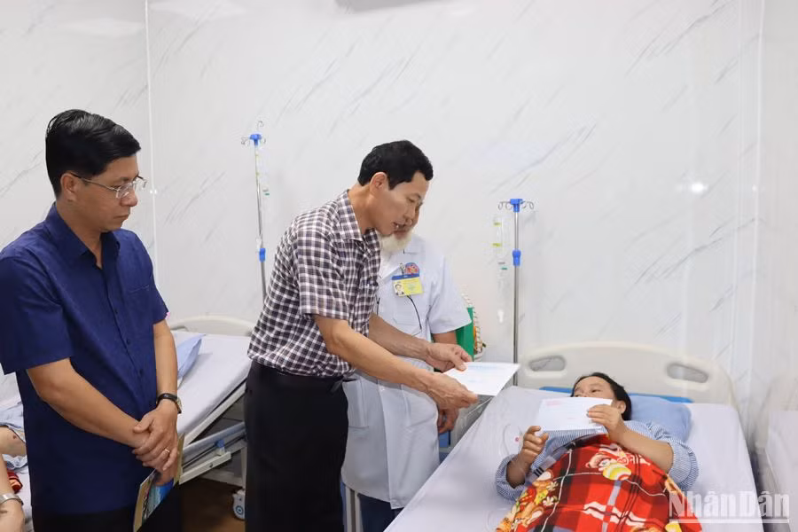Lãnh đạo Ủy ban Mặt trận Tổ quốc Việt Nam tỉnh Quảng Ngãi thăm hỏi và trao quà cho nữ lao công bị bắn, đang điều trị tại Bệnh viện đa khoa Phúc Hưng.