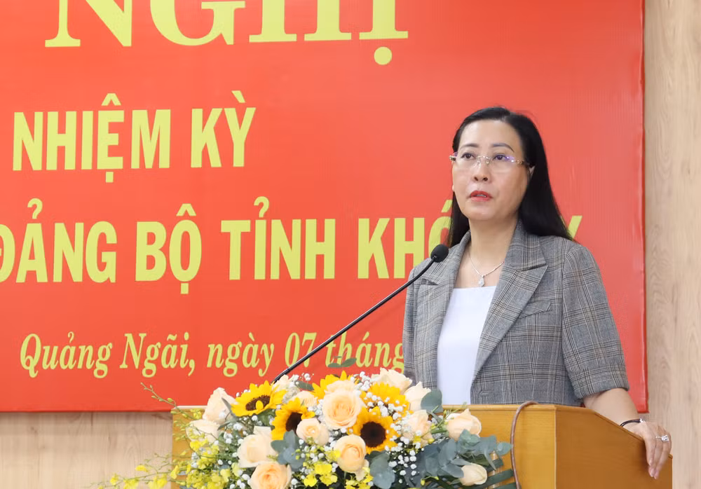 Đồng chí Bùi Thị Quỳnh Vân, Bí thư Tỉnh ủy, Chủ tịch Hội đồng nhân dân tỉnh Quảng Ngãi phát biểu kết luận Hội nghị.