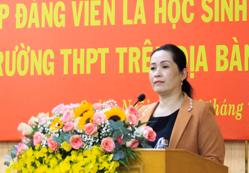 Phó Bí thư Tỉnh ủy Quảng Ngãi Đinh Thị Hồng Minh phát biểu kết luận Hội nghị. Phó Bí thư Tỉnh ủy Quảng Ngãi Đinh Thị Hồng Minh phát biểu kết luận Hội nghị.