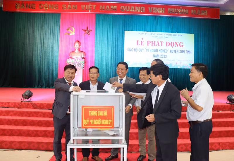 Đông đảo cán bộ, công chức, viên chức huyện Sơn Tịnh tham gia ủng hộ trực tiếp tại lễ phát động.