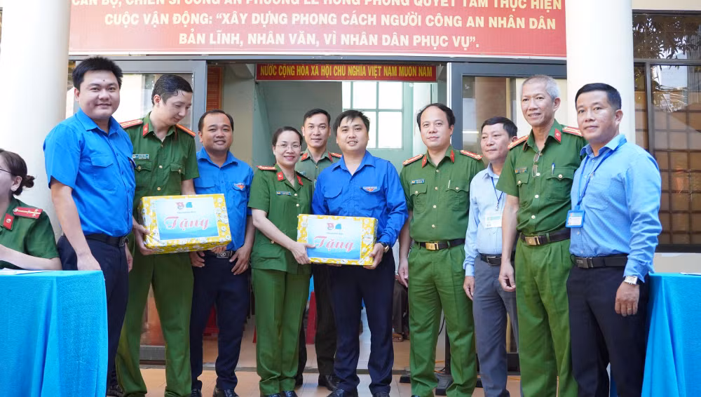 Tặng quà các điểm ra quân tuyên truyền Đề án 06 trên địa bàn thành phố Quảng Ngãi.