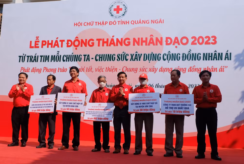 Trao biểu trưng tặng quà và các chương trình nhân đạo, từ thiện.