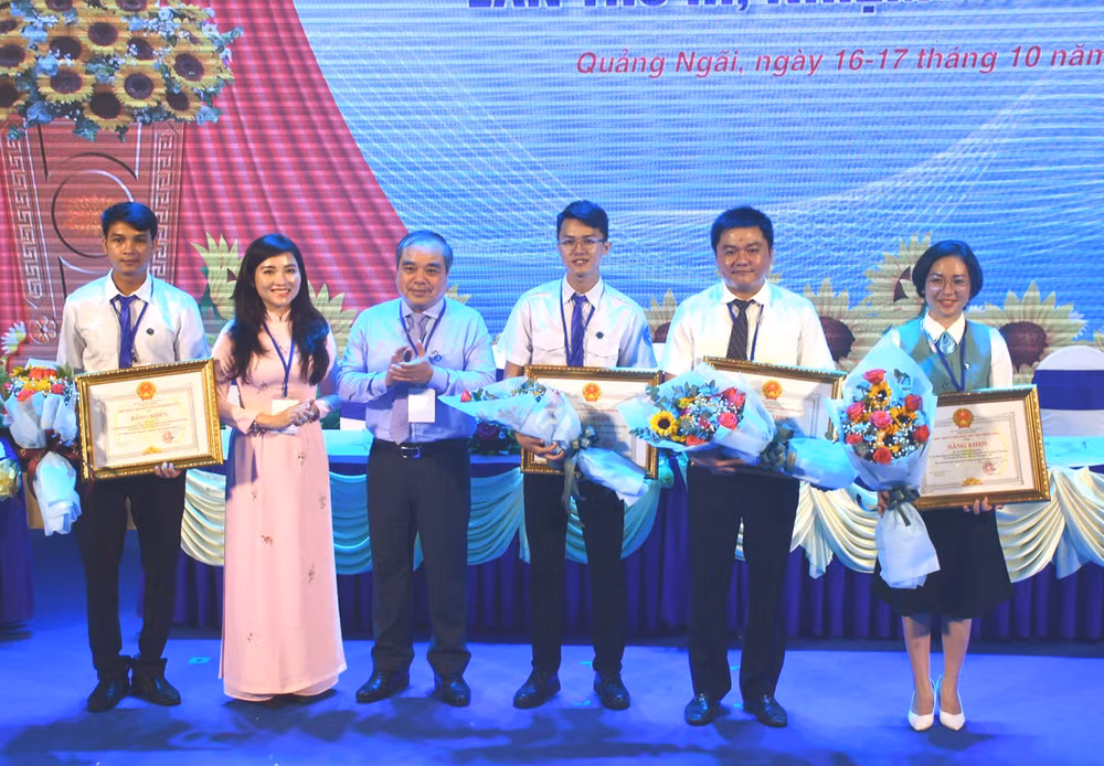 Hai tập thể và hai cá nhân có thành tích trong công tác Hội và phong trào sinh viên nhiệm kỳ 2018-2023 vinh dự được Ủy ban nhân dân tỉnh Quảng Ngãi tặng Bằng khen. Hai tập thể và hai cá nhân có thành tích trong công tác Hội và phong trào sinh viên nhiệm kỳ 2018-2023 vinh dự được Ủy ban nhân dân tỉnh Quảng Ngãi tặng Bằng khen.