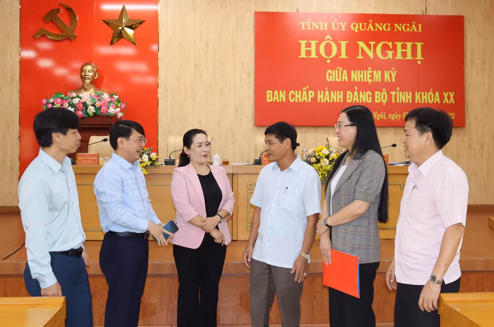 Các đại biểu trao đổi bên lề Hội nghị.