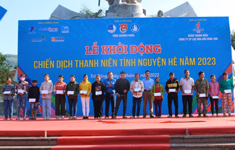 Trao tặng quà cho các gia đình chính sách, hộ nghèo. Trao tặng quà cho các gia đình chính sách, hộ nghèo.