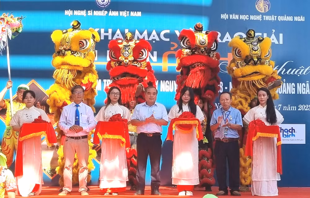 Thực hiện nghi thức cắt băng khai mạc Liên hoan ảnh nghệ thuật khu vực Nam Trung Bộ và Tây Nguyên lần thứ 28, năm 2023. Thực hiện nghi thức cắt băng khai mạc Liên hoan ảnh nghệ thuật khu vực Nam Trung Bộ và Tây Nguyên lần thứ 28, năm 2023.
