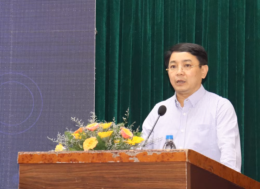 Trưởng Ban Quản lý Khu kinh tế Dung Quất và các khu công nghiệp Quảng Ngãi Hà Hoàng Việt Phương phát biểu tại hội thảo. Trưởng Ban Quản lý Khu kinh tế Dung Quất và các khu công nghiệp Quảng Ngãi Hà Hoàng Việt Phương phát biểu tại hội thảo.