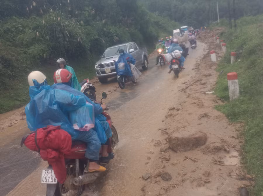 Sau nhiều giờ nỗ lực khắc phục các điểm sạt lở, đến trưa 16/11, giao thông trên Quốc lộ 24 đã thông tuyến. Sau nhiều giờ nỗ lực khắc phục các điểm sạt lở, đến trưa 16/11, giao thông trên Quốc lộ 24 đã thông tuyến.